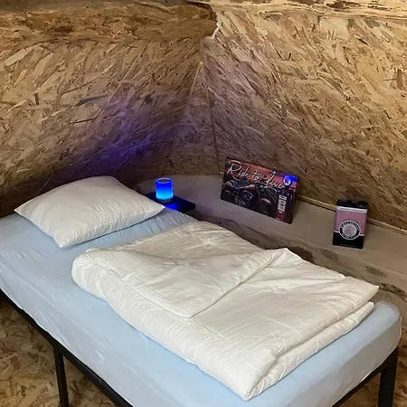 Des Riders Hostel *